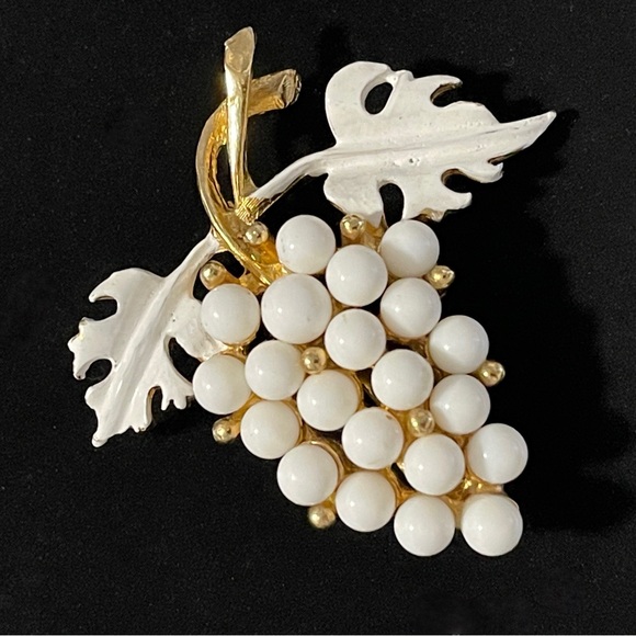 🍇 Beautiful White Vintage Grapes Brooch - Picture 1 of 2